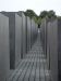Im Holocaust Mahnmal: 2700 Betonpfeiler (Stelen) auf welligem Untergrund