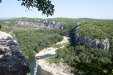 Blick vom Karstplateau auf den Chassezac (man beachte den Fuß links als Maßstab)