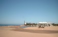 Blick von den Dnen auf Maspalomas. Man sieht den Strandstreifen, der die Lagune vom offenen Meer trennt.