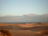 Blick von Playa del Ingls auf die Dnen vor der Sdspitze Gran Canarias in der Abendsonne.