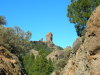 Blick auf Roque Nublo (1813 m). Vom stets berfllten Parkplatz fhrt eine etwa 30 mintige Wanderung auf das Plateau mit dem Felsen. Zwar nicht sonderlich anspruchsvoll, ist es dennoch wenig empfehlenswert, die Wanderung in Badeschlappen anzutreten, wie fters zu beobachten. Auerdem vergessen viele Touristen die Hhe im Gebirge und vernachlssigen auf der einstndigen Wanderung durch den lichten Wald und einige offene Gerllfelder sichtbar den Sonnenschutz.