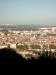 Blick auf Lyon. Das Gebäude mit dem gewölbten Dach ist die Oper, die Hochhäuser dahinter sind in Villeurbanne und das Centre de Calcule liegt dort direkt an den grünen Flächen im Rhônetal.