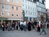 Die Tagungsteilnehmer treffen sich am Brunnen auf dem Rathausplatz, um gemeinsam durch die Stadt gefhrt zu werden