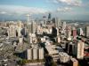 Blick von der Space Needle nach Sden auf Downtown Seattle.