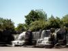Franklin Delano Roosevelt Memorial. Hier erstrecken sich zahlreiche Wasserflle, Skulpturen und Inschriften auf ber 30.000 qm. Das moderne Denkmal wurde 1997 erffnet.