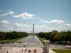 Blick vom Lincoln Memorial ber den Reflecting Pool zum Washington Memorial. Dahinter erkennt man das genau zwei Meilen entfernte Kapitol.