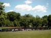 Vietnam Veterans Memorial. In eine insgesamt 300 Meter lange schwarze Granitwand sind ber 58.000 Namen von Kriegstoten und Vermissten gemeielt. Unter jeder der Granitplatten liegen Rosen, Teddies und Briefe.