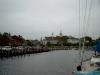 Blick vom Hafen in die Hauptstrae mit vielen Restaurants und Souvenierlden.